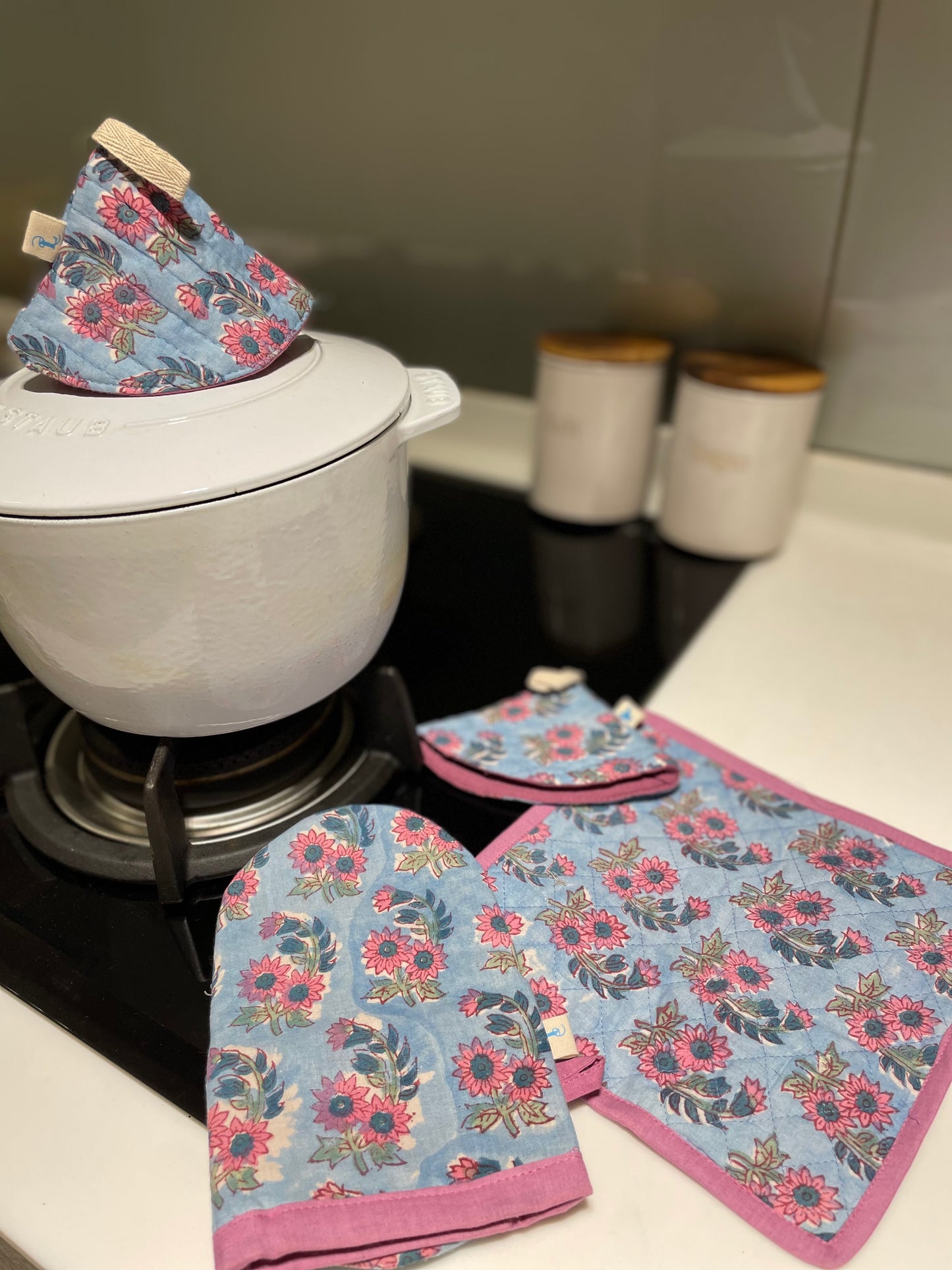 THE KITCHEN SET