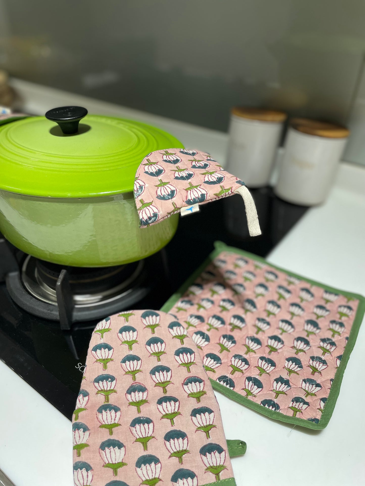 THE KITCHEN SET