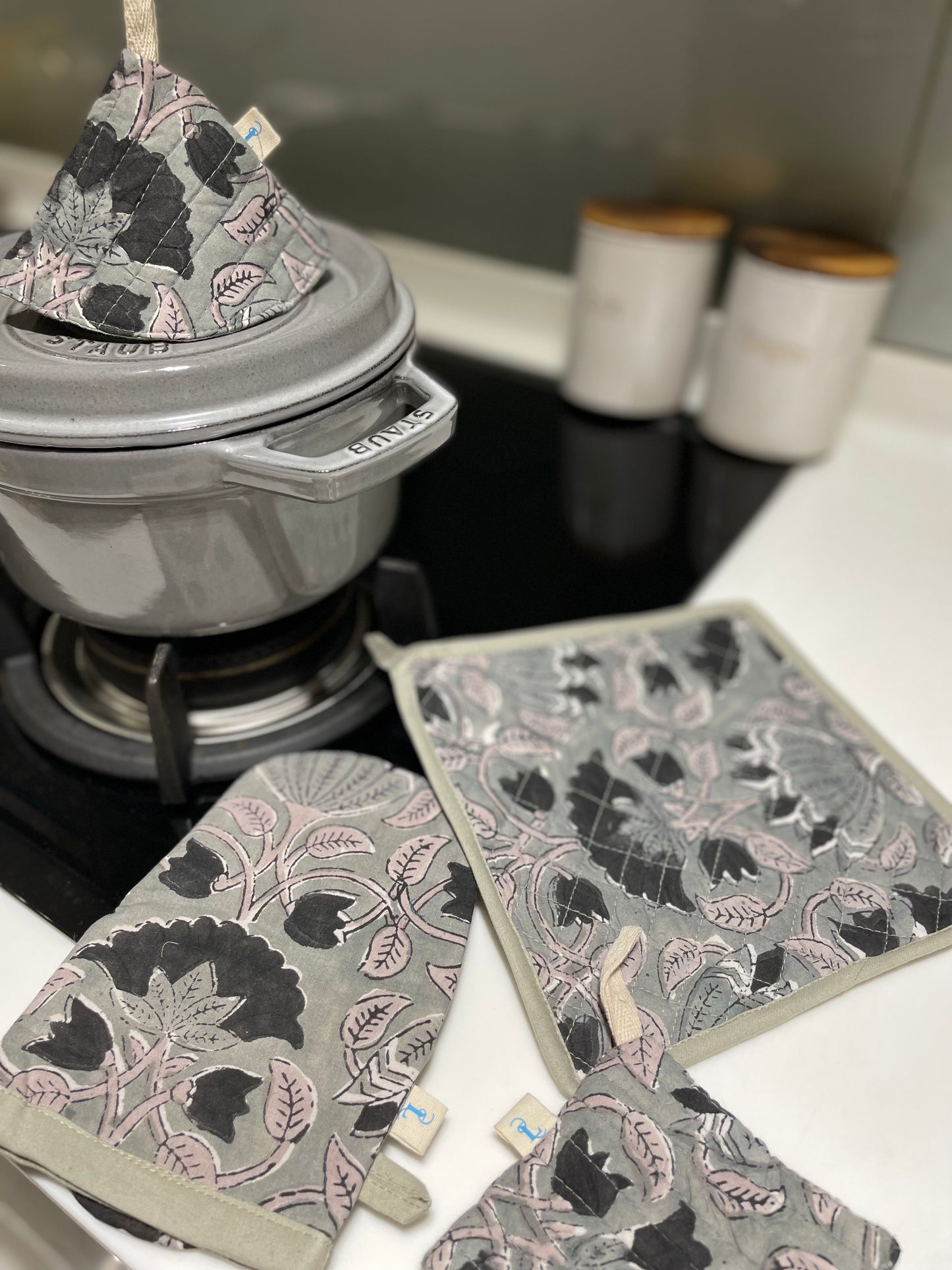THE KITCHEN SET