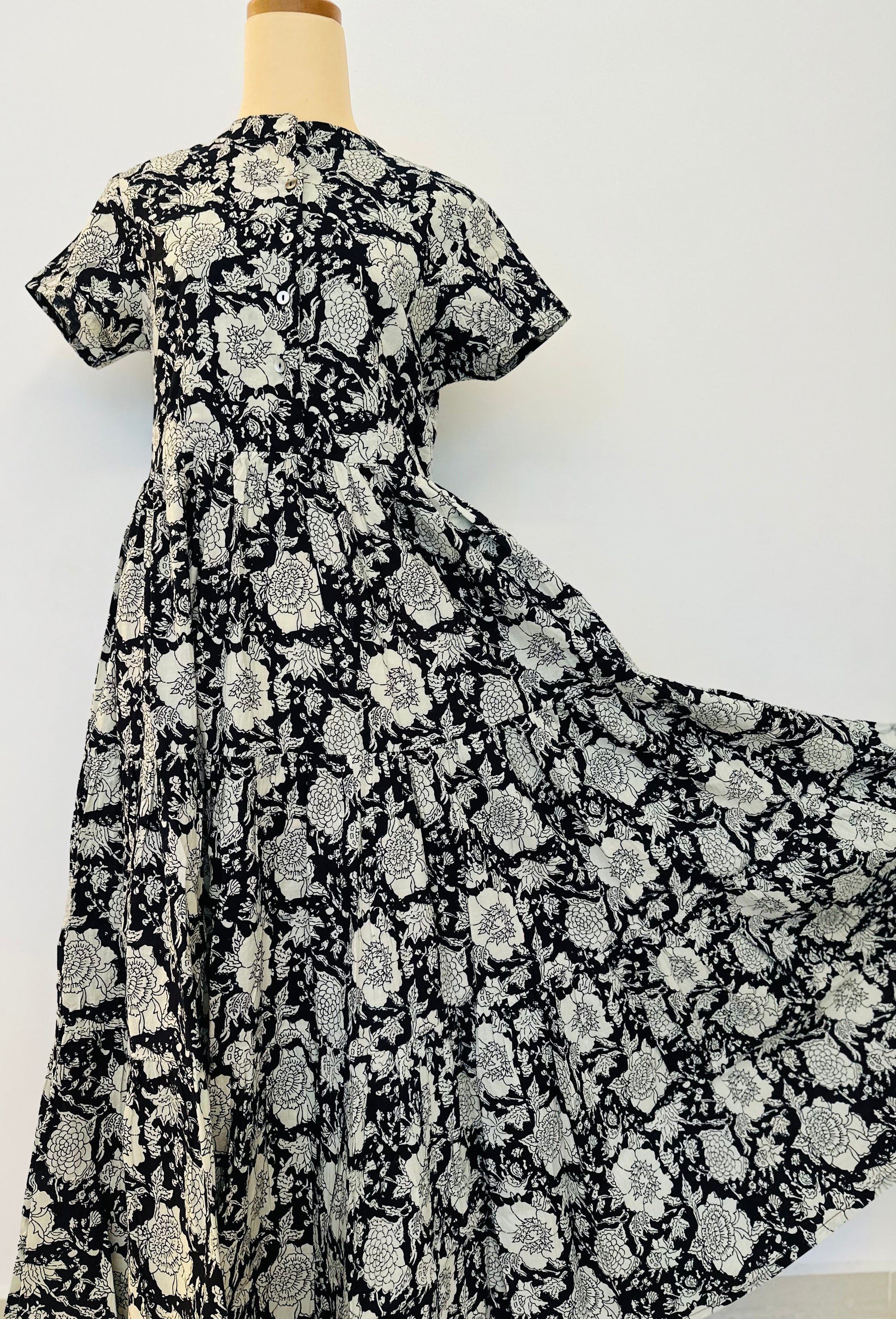 Short Sleeve Dress - Elegant Black 半袖ワンピース – LANGIT